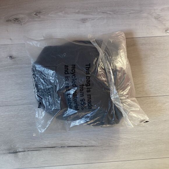 PrettyLittleThing Recycled Plus Black V Neck‎ Crop Sweatshirt Size 12 in Black - Picture 8 of 8